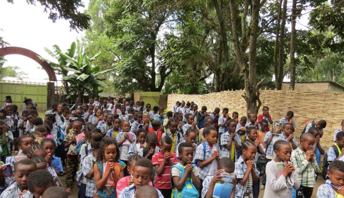 8251-rukoilevia-lapsia-etiopiassa.jpg