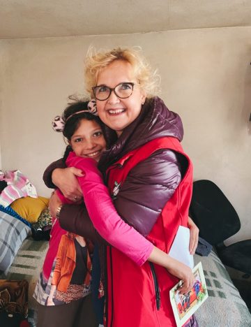 Anna-tyttö-vastaanottaa-Julia-Mellerin-lahjan-Romaniassa-2019