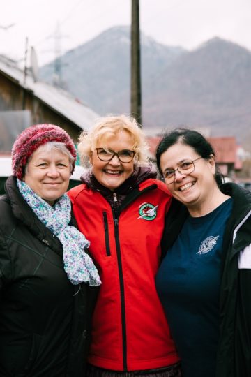 Leena Metsämäki Operaatio Joulun Lapsi-projektin romanialaisten työntekijöiden kanssa.