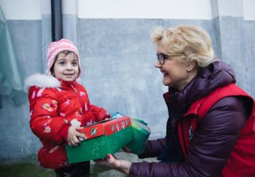 Leena Metsämäki jakamassa kenkälaatikkolahjaa Romaniassa