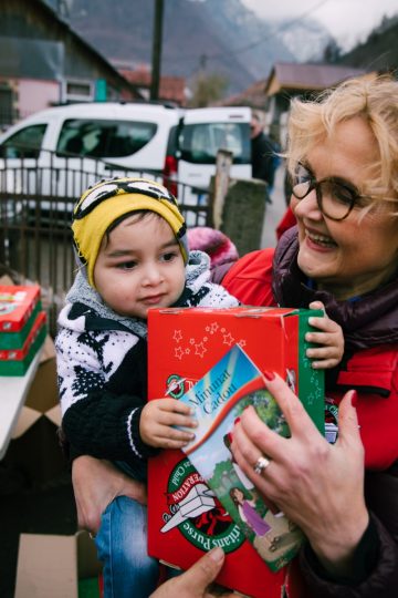 Leena Metsämäki jakamassa kenkälaatikkolahjaa Romaniassa.