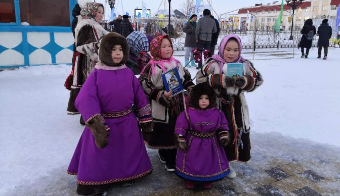 Nenetsinkielisten poronkasvattajien festivaaleilla lapsille jaettiin Lastenraamattuja